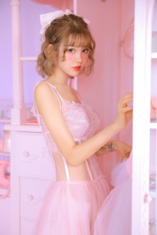 几男含着她两个硕大的乳